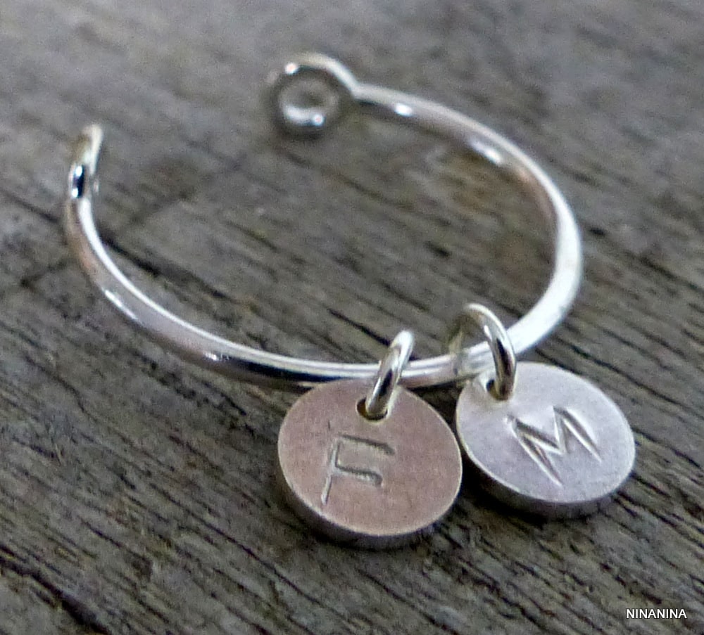 Bague jonc fine pour femme en argent 925 massif avec breloque ronde lettre personnalisée – Image 3