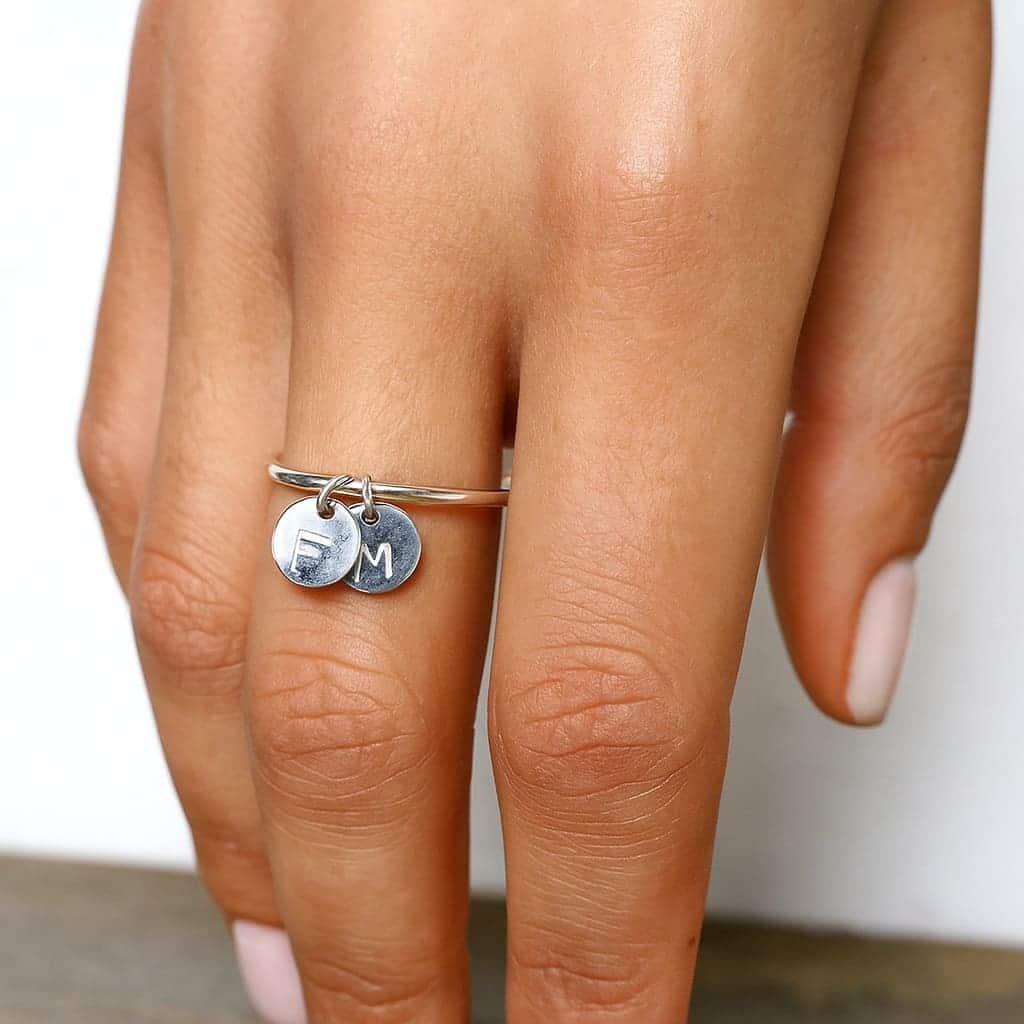 Bague jonc fine pour femme en argent 925 massif avec breloque ronde lettre personnalisée – Image 4