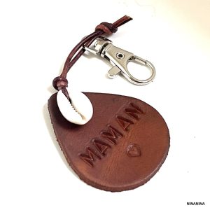 Porte clé coquillage cauri femme cuir gravé « maman »