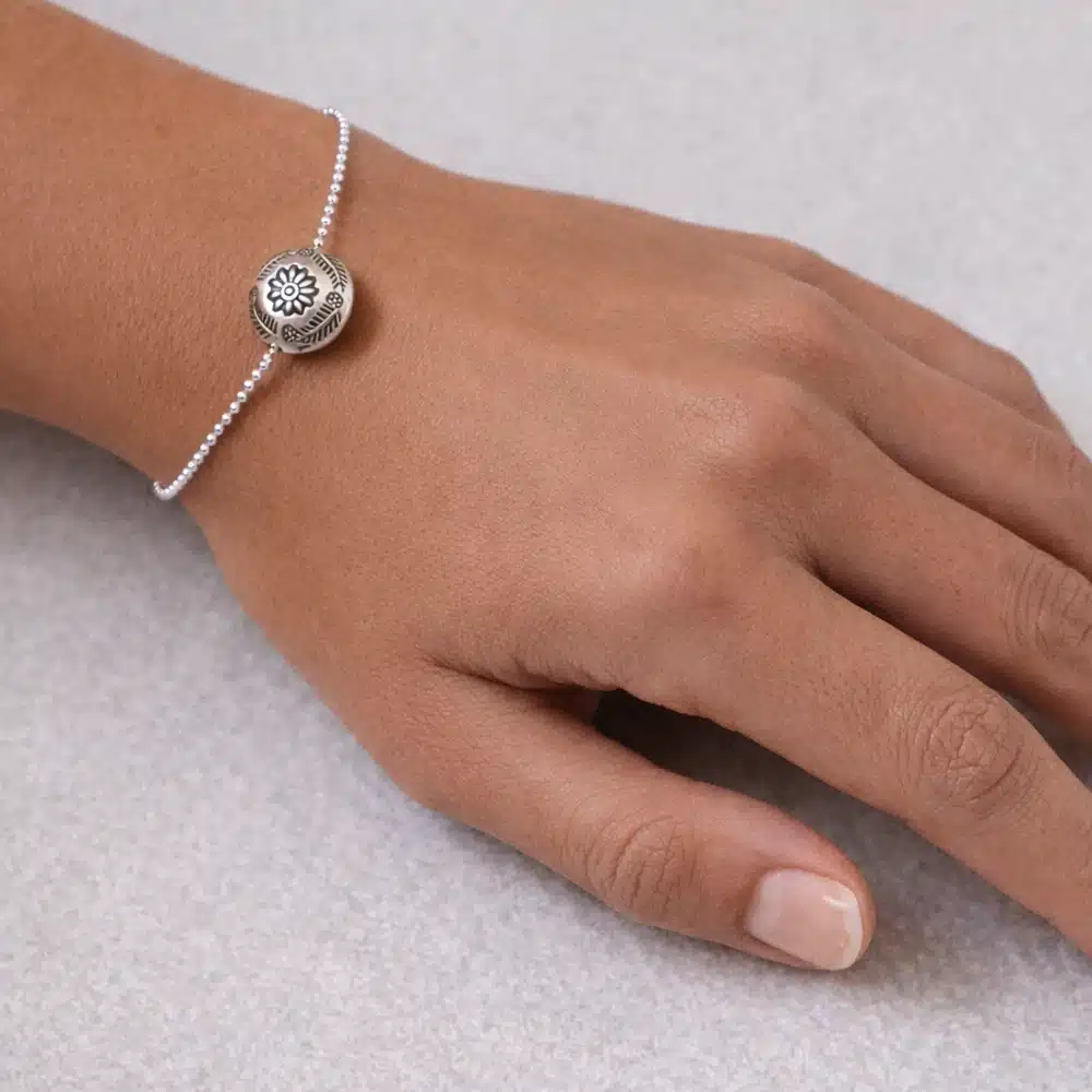Bracelet Chaine Argent 925 Femme Artisanale – Perle Plate Gravée d’une Fleur et Maille Boule – Image 9