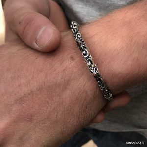 Bracelet biker homme demi jonc argenté gravé