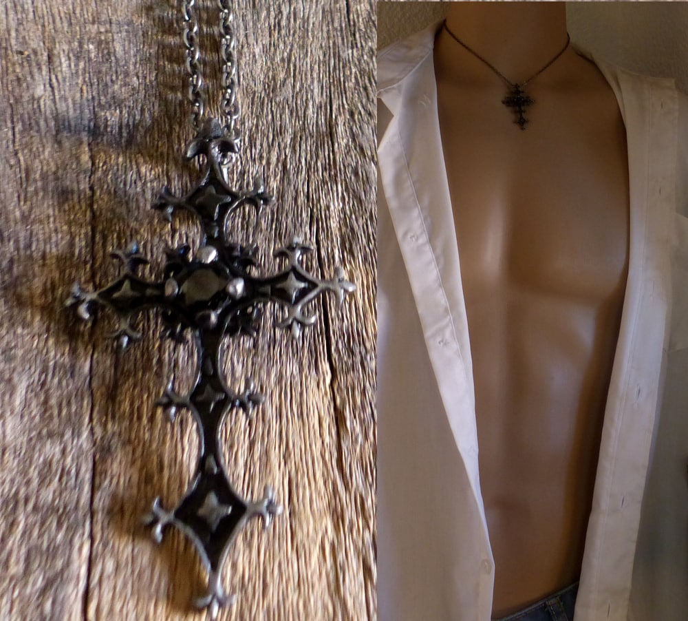 Pendentif croix gothique métal noir – Collier homme rock – Image 3