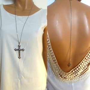 Collier de dos – Sautoir pendentif grande croix métal argenté