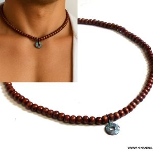 Collier homme ethnique fait main avec Pendentif bleu et rond sur un rang elastique de perles en bois