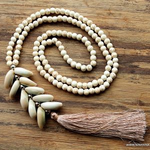 Sautoir coquillage cauri ethnique perles pompon