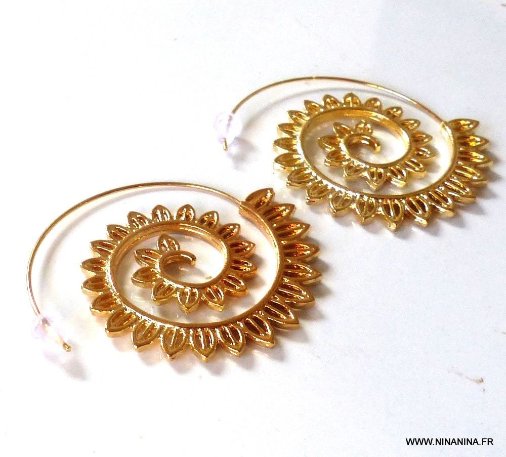 Boucles D’oreilles ethniques et bohème chic dorées – Image 5