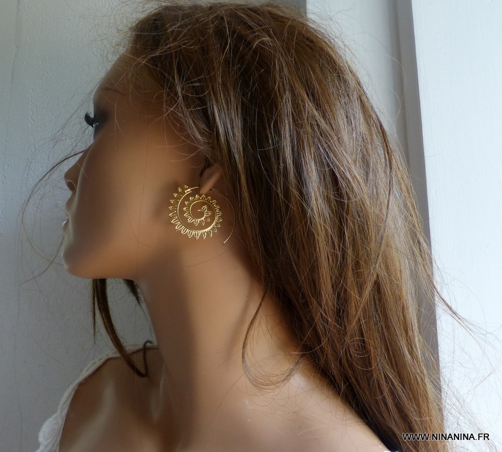 Boucles D’oreilles ethniques et bohème chic dorées – Image 6