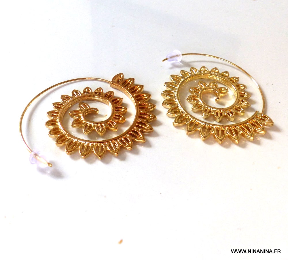 Boucles D’oreilles ethniques et bohème chic dorées – Image 7