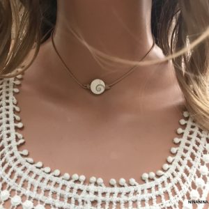Collier oeil de sainte lucie ras de cou cordon cuir coquillage