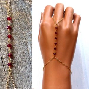 Chaine de main plaqué or pierre grenat – bracelet bague