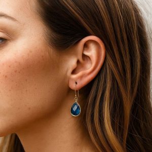 Boucles d’oreilles femme pendentif topaze bleue et plaqué or – Bijou artisanal lumineux et raffiné
