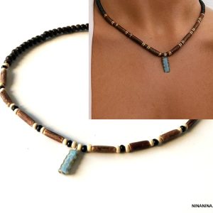 Collier homme tribal artisanal avec pendentif rectangle bleu et perles cylindriques en bois