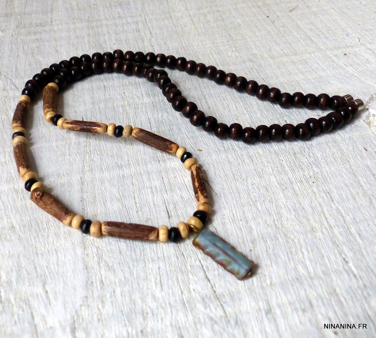 Collier homme tribal artisanal avec pendentif rectangle bleu et perles cylindriques en bois – Image 6