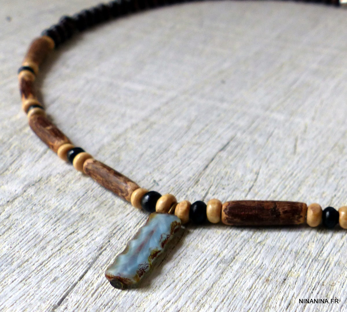 Collier homme tribal artisanal avec pendentif rectangle bleu et perles cylindriques en bois – Image 4
