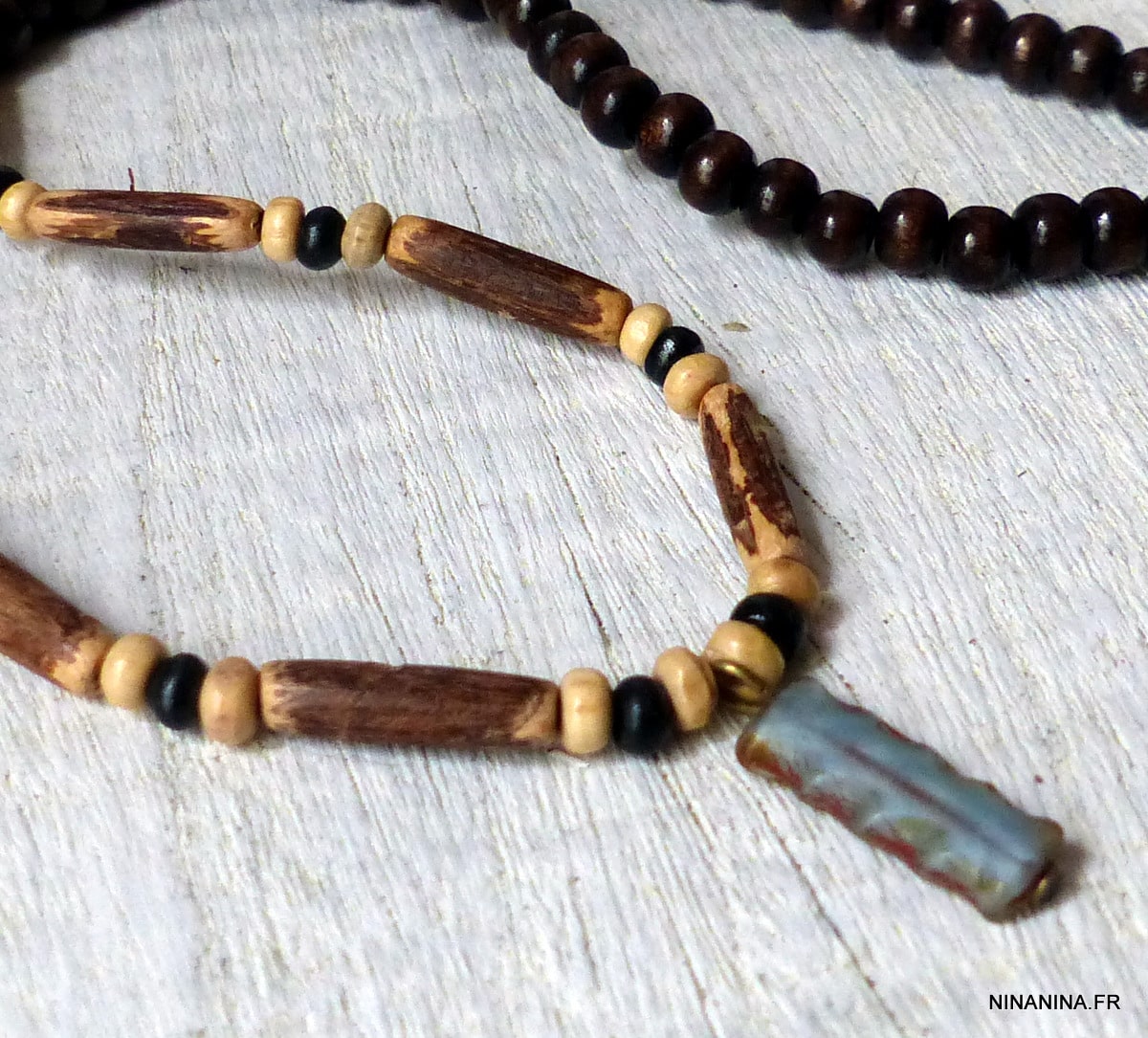 Collier homme tribal artisanal avec pendentif rectangle bleu et perles cylindriques en bois – Image 9