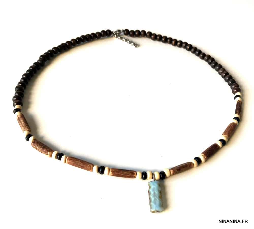 Collier homme tribal artisanal avec pendentif rectangle bleu et perles cylindriques en bois – Image 3