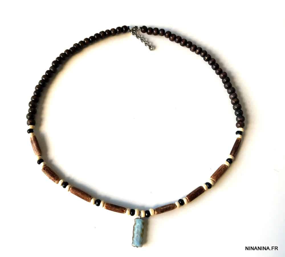 Collier homme tribal artisanal avec pendentif rectangle bleu et perles cylindriques en bois – Image 8