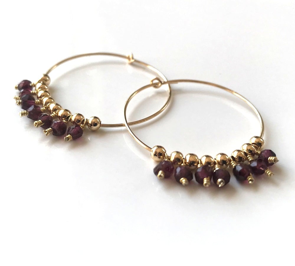 Boucles d’oreilles pierre rouge grenat naturel – Créoles plaqué Or artisanales – Image 6