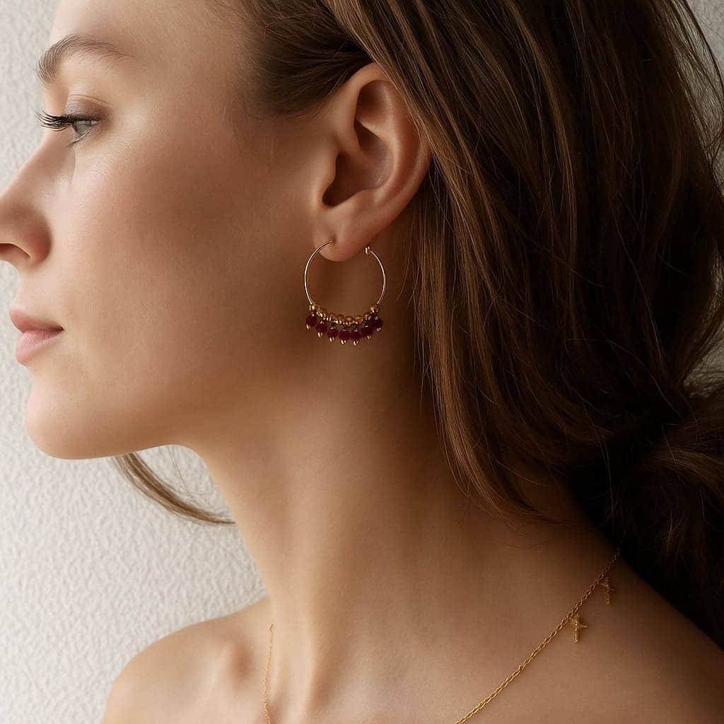 Boucles d’oreilles pierre rouge grenat naturel – Créoles plaqué Or artisanales – Image 9