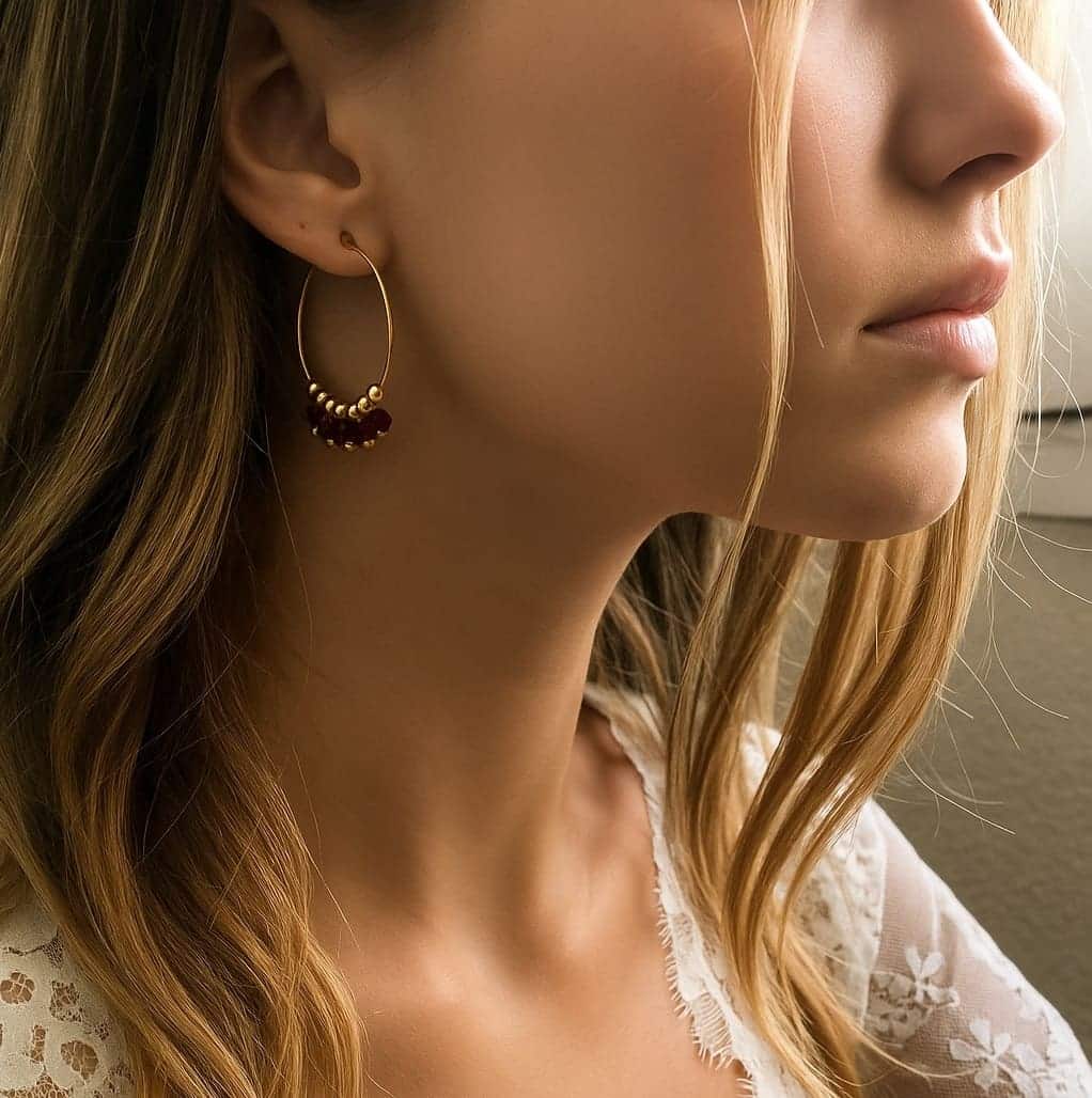 Boucles d’oreilles pierre rouge grenat naturel – Créoles plaqué Or artisanales – Image 7