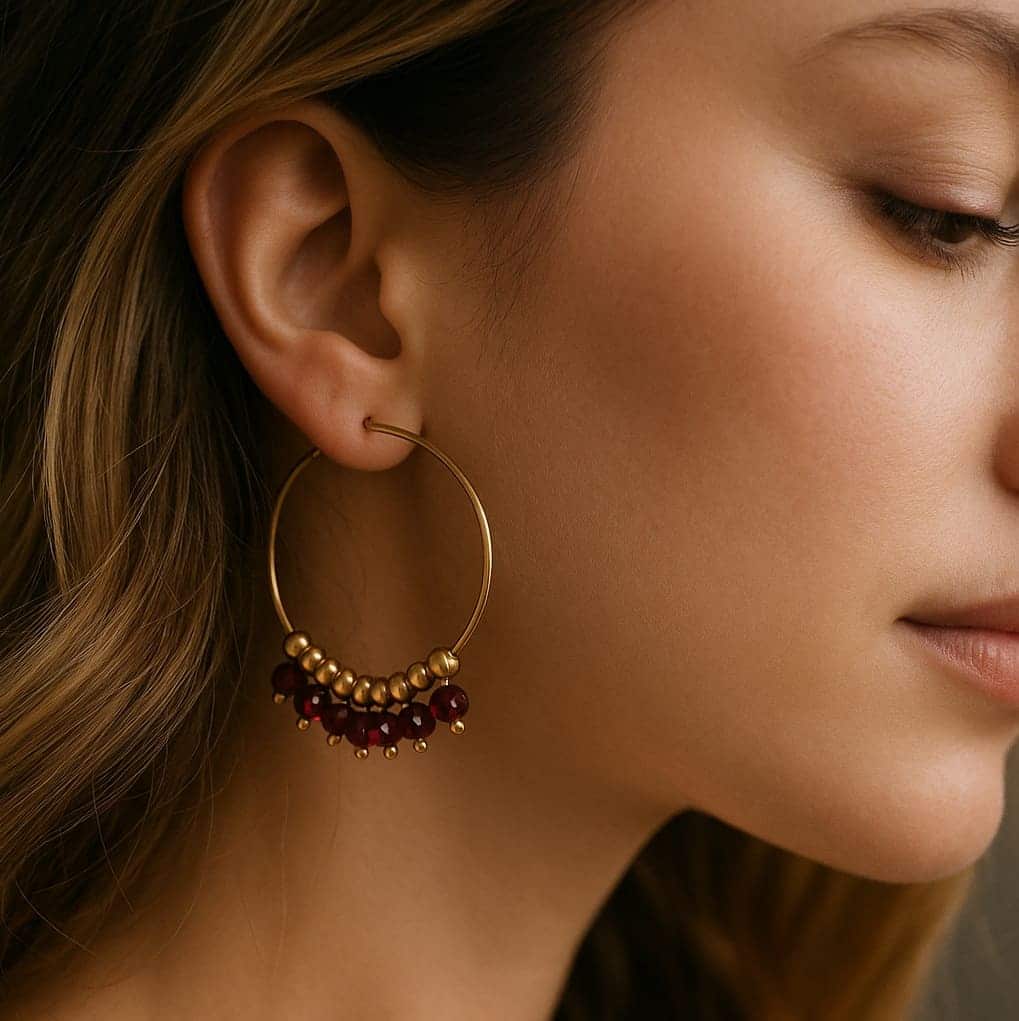 Boucles d’oreilles pierre rouge grenat naturel – Créoles plaqué Or artisanales – Image 3