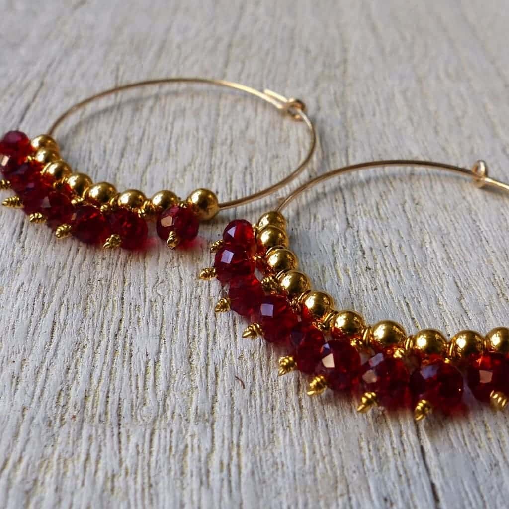 Boucles d’oreilles pierre rouge grenat naturel – Créoles plaqué Or artisanales – Image 4