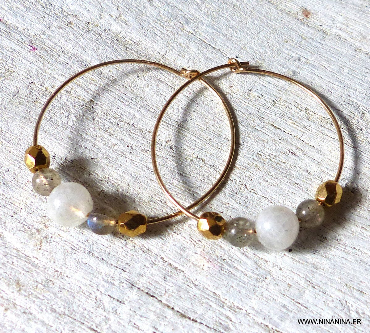 Boucles d&rsquo;Oreille Créoles Femme Pierre de Lune et Labradorite Et Plaqué Or Artisanales – Image 3