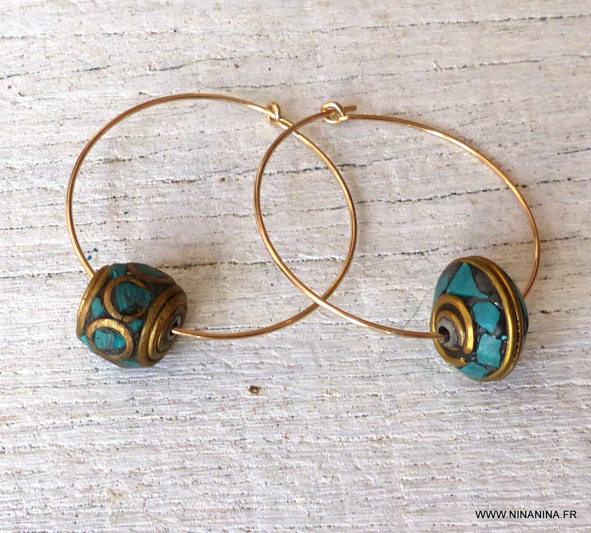 Boucles D&rsquo;Oreilles Créoles Dépareillées Plaqué Or Et Perles En Turquoise Véritable Artisanales