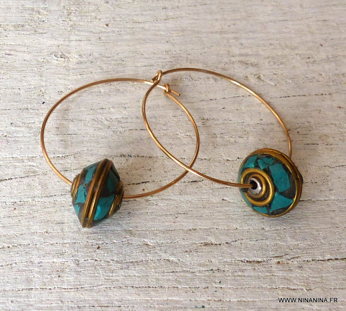 Boucles D&rsquo;Oreilles Créoles Dépareillées Plaqué Or Et Perles En Turquoise Véritable Artisanales – Image 5