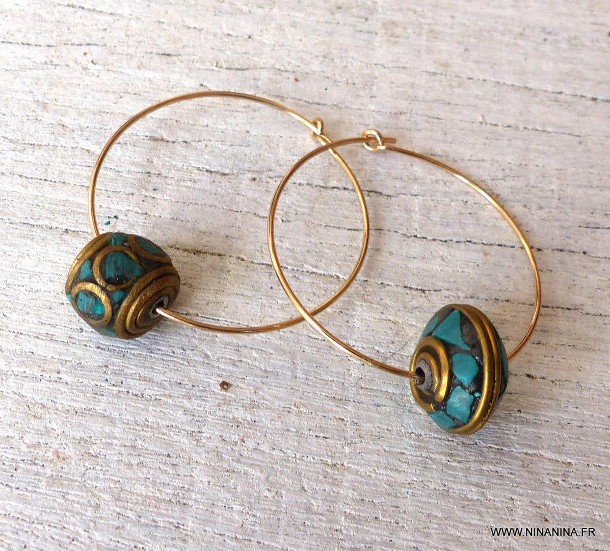 Boucles D&rsquo;Oreilles Créoles Dépareillées Plaqué Or Et Perles En Turquoise Véritable Artisanales – Image 3