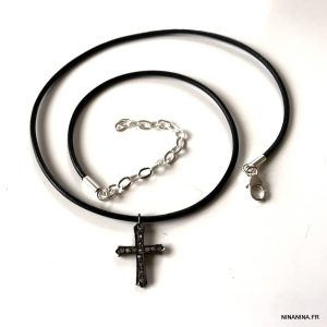 Ras de cou diamant pendentif croix diamants argent noir