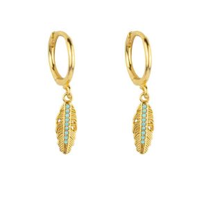 Boucles d’oreilles mini créoles plume plaqué or zirconium