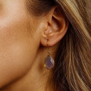 Boucles d’oreilles opale blanche femme en plaqué or – Bijou artisanal élégant et lumineux