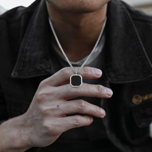Collier geométrique artisanal pour homme en acier inoxydable avec pendentif carré onyx noir véritable