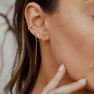 Boucle d’oreille chaine traversante plaqué or cz