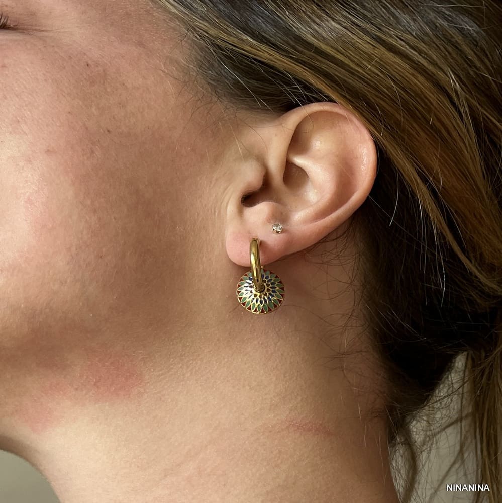 Boucles D’Oreilles Émaillées Disques Bleu Vert Rouge Acier Doré – Image 4