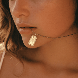 Collier Pendentif Rectangle Soleil Levant Acier Doré Femme