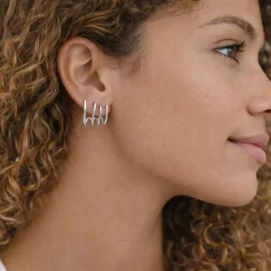 Boucles d’Oreilles Femme en Argent 925 à 4 Griffes – Design Graphique Moderne et Élégant