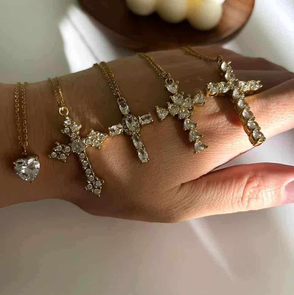 Collier croix doré femme artisanal – pendentif en strass brillants et chaîne fine ajustable – Image 7