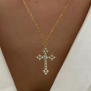 Collier croix doré femme – pendentif orné de strass premium et chaîne fine ajustable