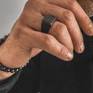 Bague carrée homme acier noir – chevalière au design carré minimaliste et finition satinée