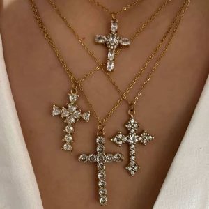 Ensemble 4 colliers croix femme – collier acier doré et strass zirconium – superposition chic